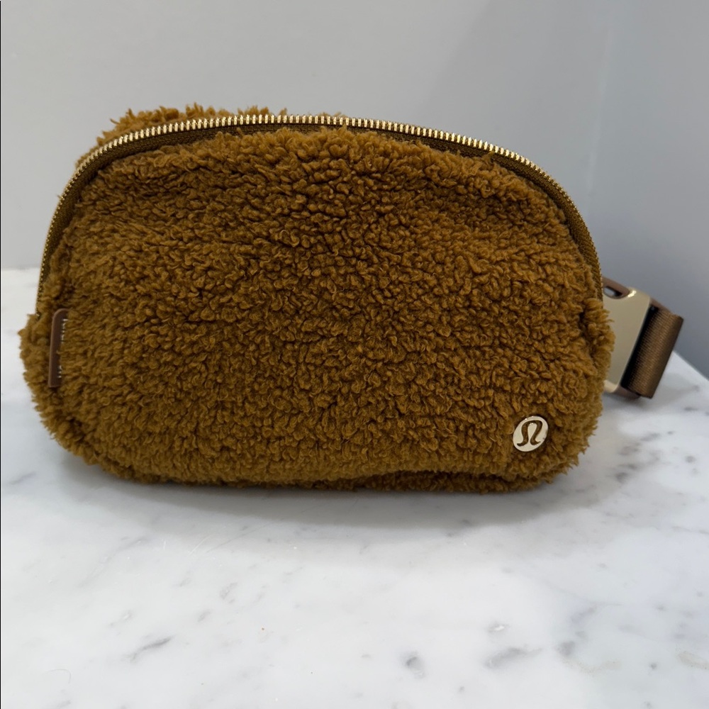 Lululemon Everywhere Belt Bag 1L in Burnt Caramel Fleece sherpa